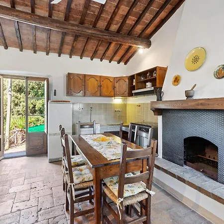 Elegant 2-bedroom In Tuscan Casa de Férias